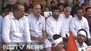 Minister Ananth Kumar visits ABVP's anti-amnesty protest in Bengaluru