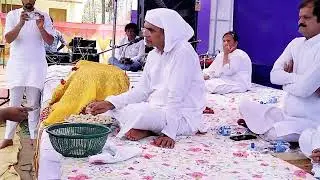 पीपेरो,धानपुरमें श्री प्राणनाथ ब्रह्मज्ञान यज्ञ में श्री निजनाम रूपी गुरुदीक्षा देते हुएspjinआचार्य।