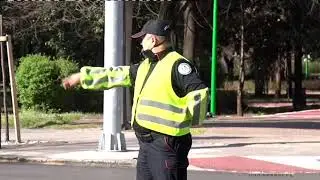 BOJE JUTRA - Policajac reguliše saobraćaj - šta nije jasno? (Igor Ivanović) | Vijesti Online