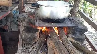 FIZ O ALMOÇO NO FOGÃO A  LENHA 