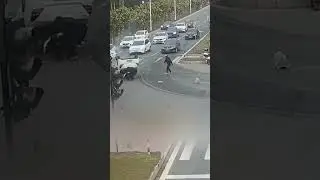 Водитель грузовика в Китае героически спас людей после аварии #news #automobile #police #live