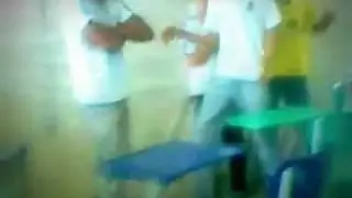 Tentando tirar a blusa de Temi (Themistoclis)