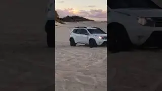 Renault Duster 4x4 sobe Duna na Praia do Saco em Sergipe Brasil de r&eacute;
