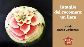 Intaglio del cocomero: un fiore
