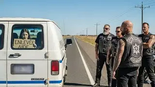 La fillette kidnappée a levé un panneau… Les motards ont immédiatement compris quoi faire.