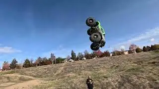 How many BIG jumps can 2 Traxxas X-Maxx's 8s handle?