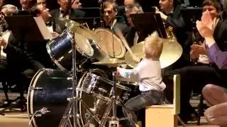 Un gar&ccedil;on de 3 ans accompagne un orchestre &agrave; la batterie