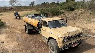 Os carros pipas esperam horas a &aacute;gua sair das rochas na cacimba de dona ia ia 