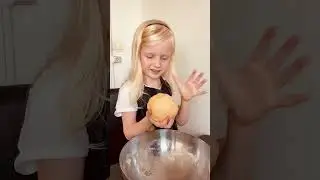 Maya teaches how to make delicious cookies/Майя учит готовить вкусное печенье #shorts