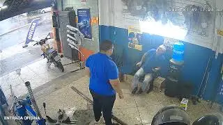 Ferro cai no p&eacute; e depois na cabe&ccedil;a do mecanico
