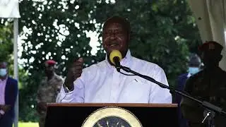 Tonny Akii Bua, are you Akwo (Thief)? Museveni cautiously hand over land title to Akii Bua's Family