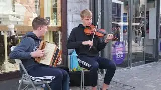 Amazing Irish music played on the streets by two Irish boys