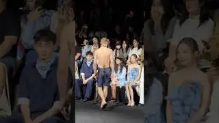 Shen Yue got so shy when the model suddenly walked up to her😳🤭 #shenyue #shorts #viral