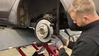 Bromsbyte p&aring; en Mitsubishi Colt 2011 - Forsbergs Bilservice