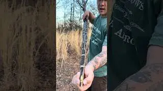 Длинный лук из древесины оранжевого маклюры с подкладкой из питоновой кожи.