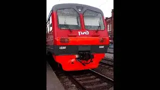 Яркий красный локомотив электропоезда на железнодорожной станции Кавказская #train #travel #railway