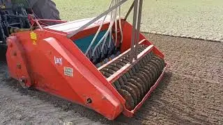 Agrec Zelle bv aan het zaaifrezen met fendt en lely overtopfrees.