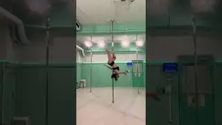 Pole tricks 02 #poledance #poledancer #acrobat #ポールダンス #筋肉女子