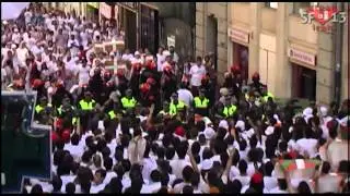 #SF2013: Carga policial contra la ikurriña en sanfermines 2013