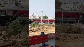 19037 Bandra Terminus-Barauni Jn Avadh Express arriving at Dakaniya Talav #shorts #bandraterminus