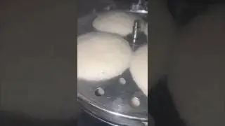 Preparing  idli batter & making Super tasty &  soft idli #acoolteacher #youtubeshorts #idlibatter