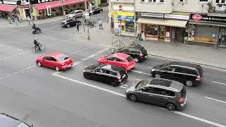 Kleiner Hochzeitskorso mit lauten Hupen und  kläglichen Motorgeräuschen.......