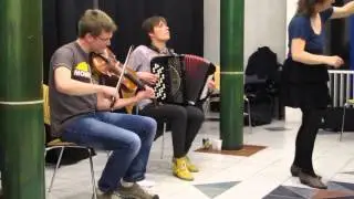 Niko og Tanja spiller &Oslash;gleschottish ved Ramslag i Metronomen 2014