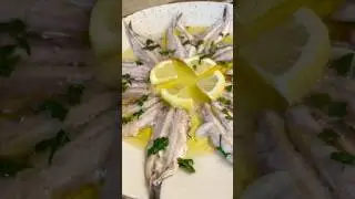 Acciughe al piatto con aglio, prezzemolo e limone: fresche, veloci, leggere e saporite