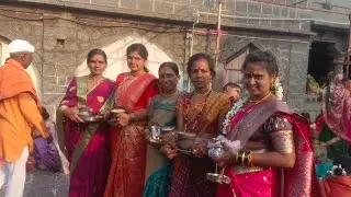 मकर संक्रात 😍 लग्न झाल्यापासून पहिल्यांदाच या मंदिरात गेलो😍अचानक मैत्रिणीची झाली भेट😱#food#vlog#