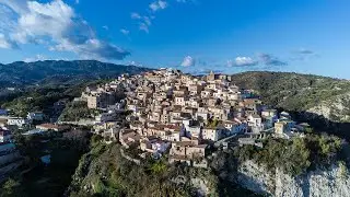 Stignano: un borgo affacciato sullo Ionio e un patrimonio culturale illuminato. Calabria | Drone 4K