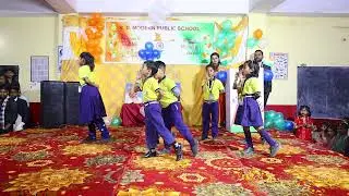 Savere savere ukg class ke bache ban than ke R.D.Modern school chale