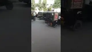 m.p rewa m bhi aa gai civil gunda police jo auto chalak ko gali ur marke side kra rae