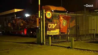 Tientallen werknemers Stegeman voeren actie voor de poort in Wijhe