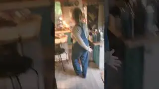 Она преобразила свою кухню, придав ей новый синий 💙 оттенок 💙.