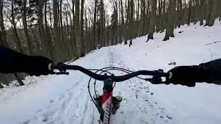 Radho&scaron;ť MTB Sjezd ve sněhu od kaple k Pindule.