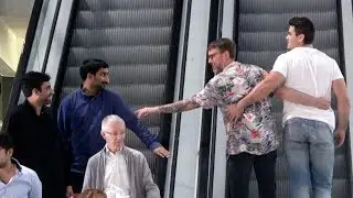 TOCANDO MANOS en las ESCALERAS MEC&Aacute;NICAS (Con Didac Ribot)
