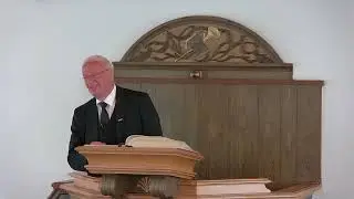 Onkerkelijk, met z'n vriendin mee naar de kerk. Hij dacht: Die lui hier zijn hartstikke gek. Totdat
