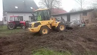 Ładowarka VOLVO L30G - wyciąganie traktorów z błota
