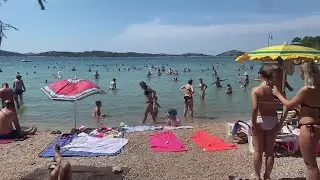 Chorvátsko pláž Plava, Croatia beach, pieskovo štrková pláž Vodice