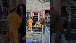 F&uuml;lltag auf dem Weinhof Gassen. 2022er KR&Ouml;VER NACKTARSCH schmeckt grandios.