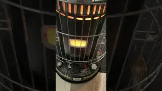 Каково время горения конвекционного керосинового обогревателя Dyna-Glo 23,800 BTU объемом 1,9 гал...