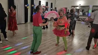 PRZEPIĘKNIE! Czerwona r&oacute;ża, biały kwiat, wędruj harcerko, harcerko wędruj ze mną w świat.