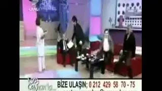 T&uuml;rke rastet in einer Talkshow aus (Deutsche Untertitel)