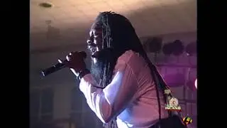 Dennis Brown - How Can I Leave You  (  Live National Arena, Jamaica ).