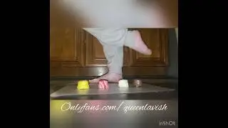 Food crushing with my feet 👣 ( chocolate covered cupcakes) [5 min]