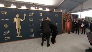 Selena Gomez falling in the #SagAwards silver carpet. 😭 Selena Gomez falls at the 2022 SAG awards