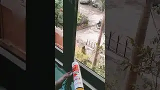 SEALING GAPS BETWEEN GLASS & WINDOW FRAMES USING SILICONE #satisfying #silicone #trending #shorts