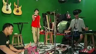 Deby Lorenza latihan cover lagu Alun² Nganjuk