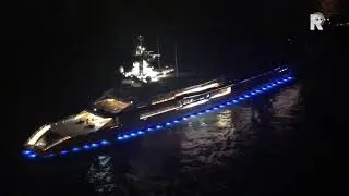 Megajacht vaart mooi verlicht Rotterdamse haven uit