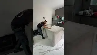 transformando a ilha da cozinha com efeito m&aacute;rmore.